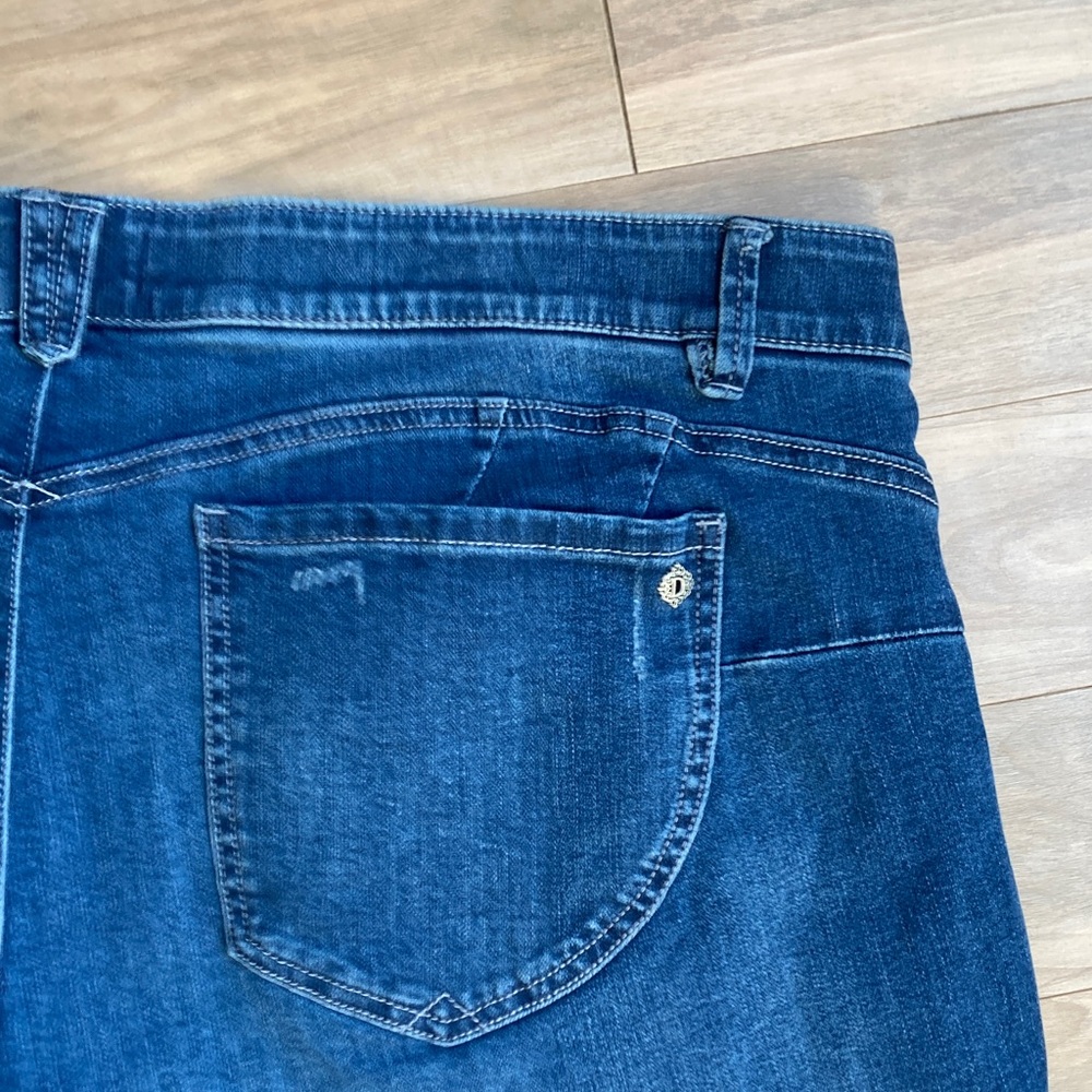 Democracy cuffed jean short w slimming panels & stretch distressed details 24W - Picture 8 of 17